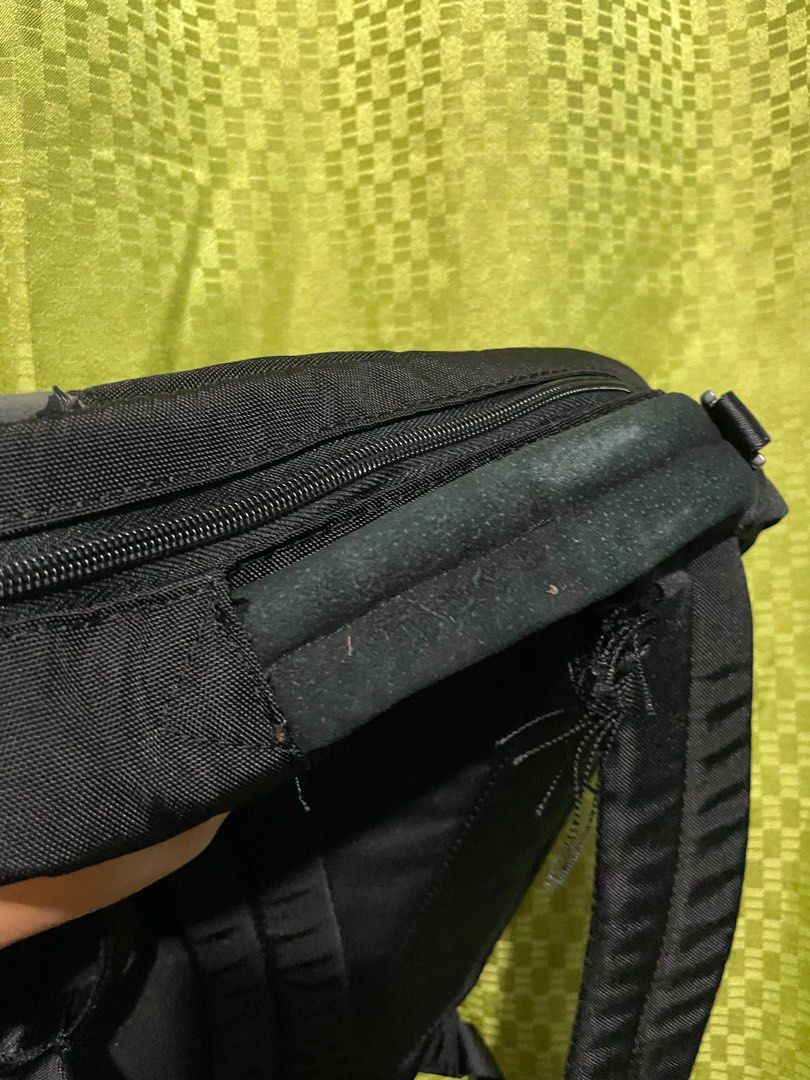 Laptop Backpack Samsonite RED (Category: Backpacks) located in Quezon City. Submitted by sellingcha (Listing ID 1225476399, Image 3). Description: Samsonite RED laptop backpack See flaws on pic. Location: Tandang Sora, QC MOP: BPI, Gcash.