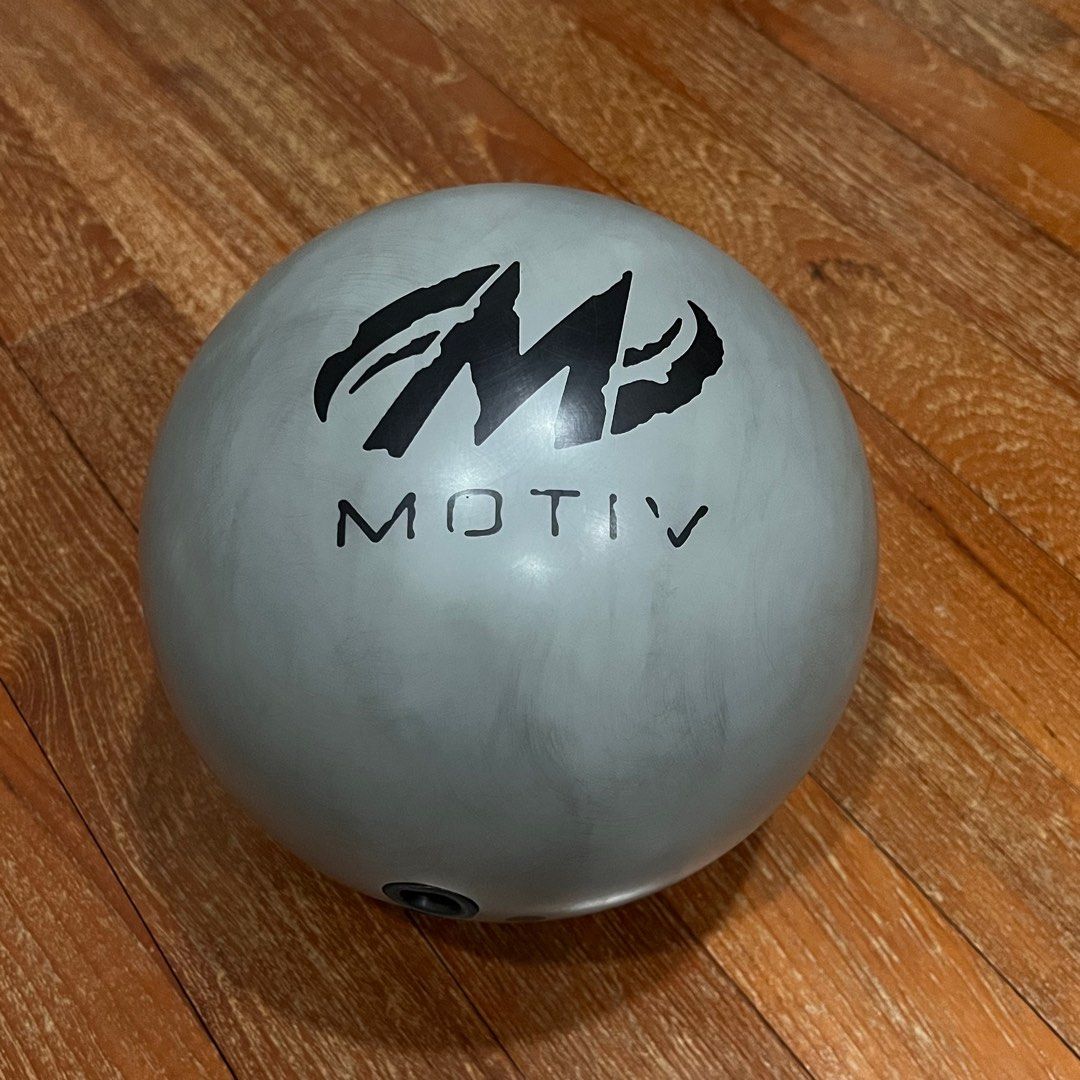 Motiv Carbide Tank Bowling Ball 14lbs, Sports Equipment, Sports & Games