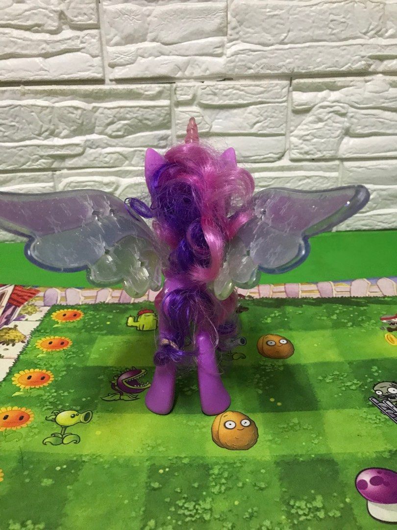 My Little Pony Rainbow Wings Twilight Sparkle -- Pony Figure with