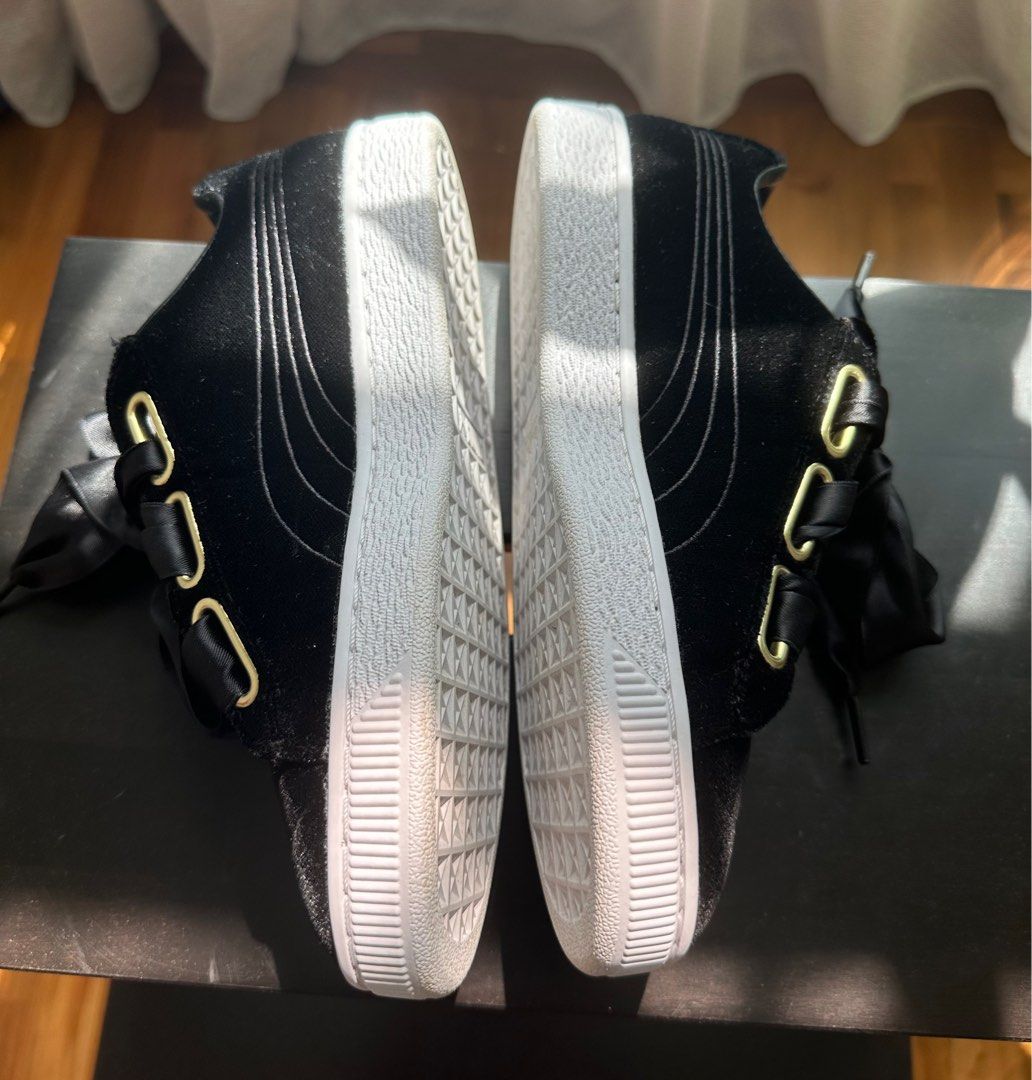 PUMA Basket Heart Hyper Embroidery SKU 366116 1. Size US6 EUR36 UK3.5