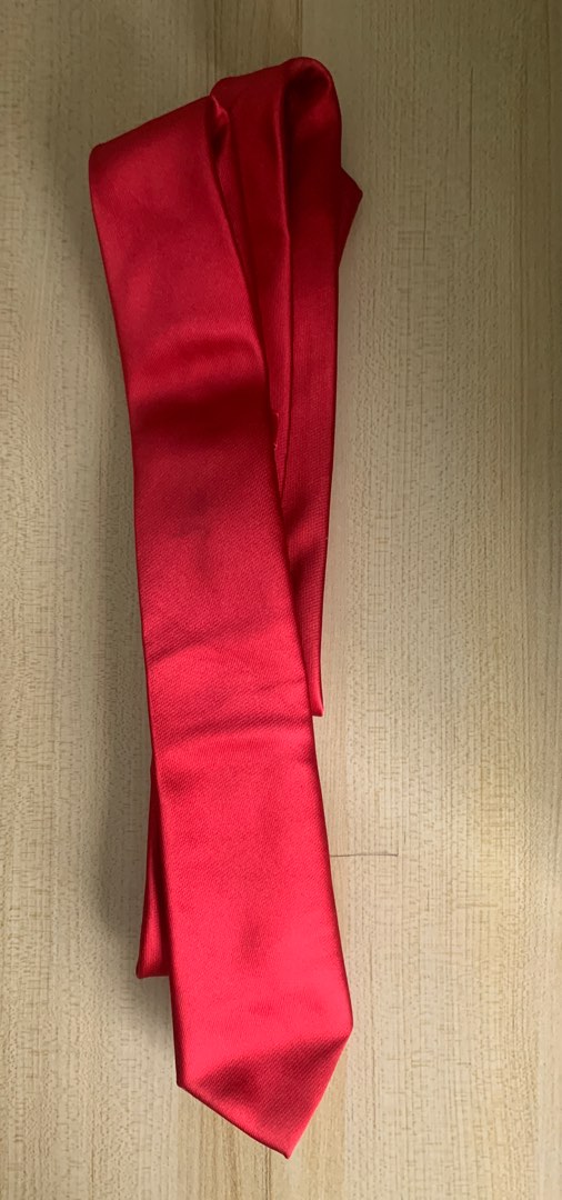 how to wear a red tie