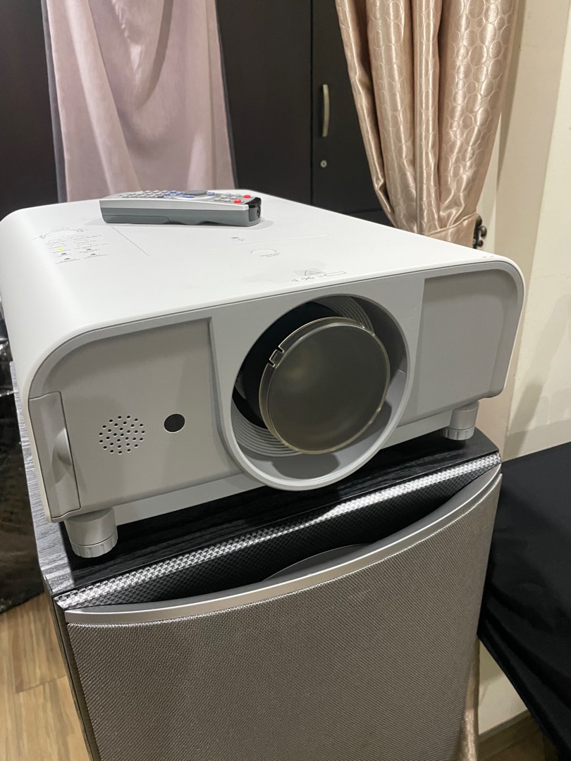 Sanyo projector made in japan, TV & Home Appliances, TV & Entertainment