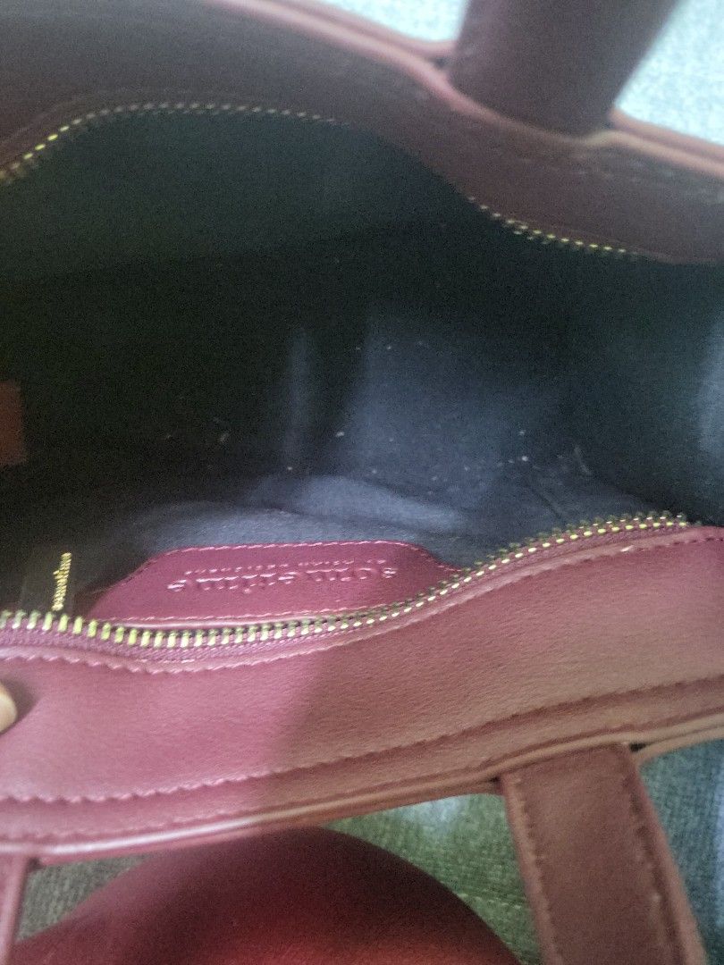 Sometimes (Category: Shoulder Bags) located in Taiping. Submitted by teynfaa (Listing ID 1225490551, Image 3). Description: condition ok cuma kucing cakar kalau kreatif bole patch apa² bagi beg cantik...yang lain ok tak rosak.