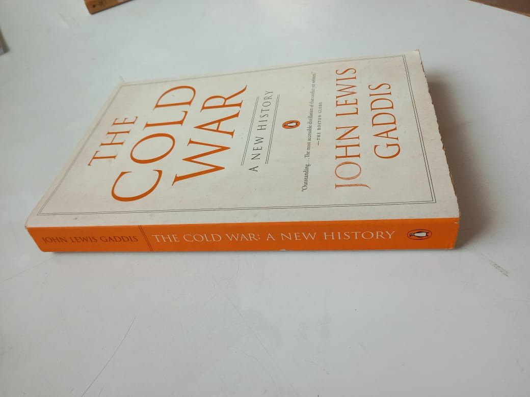 The Cold War: A New History: Gaddis, John Lewis: 9780143038276