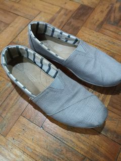 Original Toms comfortable canvas loafers