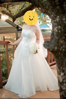 Wedding Gown / Ceremony Gown with free Veil and Mannequinn