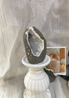 縫隙中的陽光✨魚眼石窩 魚眼石晶洞 小晶洞 原礦水晶 原石擺件 辦公室小物 拍攝道具 攝影道具 閃閃 礦 礦物 共生礦