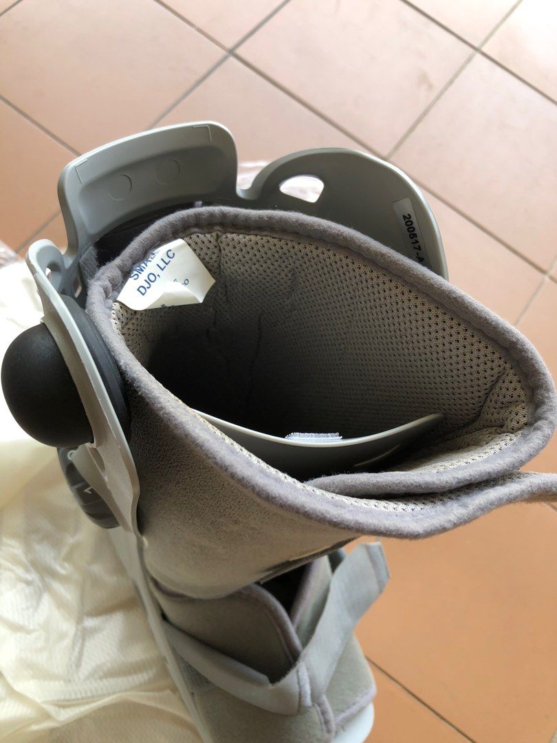 Aircast Orthopaedic Boot SM size, Health & Nutrition, Assistive