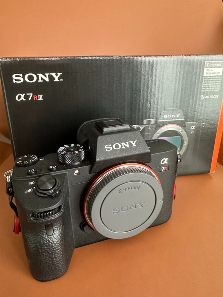 Alpha 7R III with 35mm full-frame image sensor 42.4MP (Shutter count ...