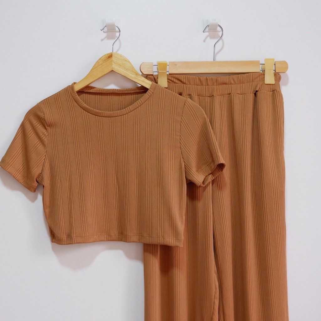 Basic Cropped Tee + High Waist Pants Knit Set Coordinates (Category: Sets or Coordinates) located in Dagupan City. Submitted by aa.1995 (Listing ID 1225683716, Image 2). Description: Brand new Never been used Coffee in color RFS: decluttering Free size.