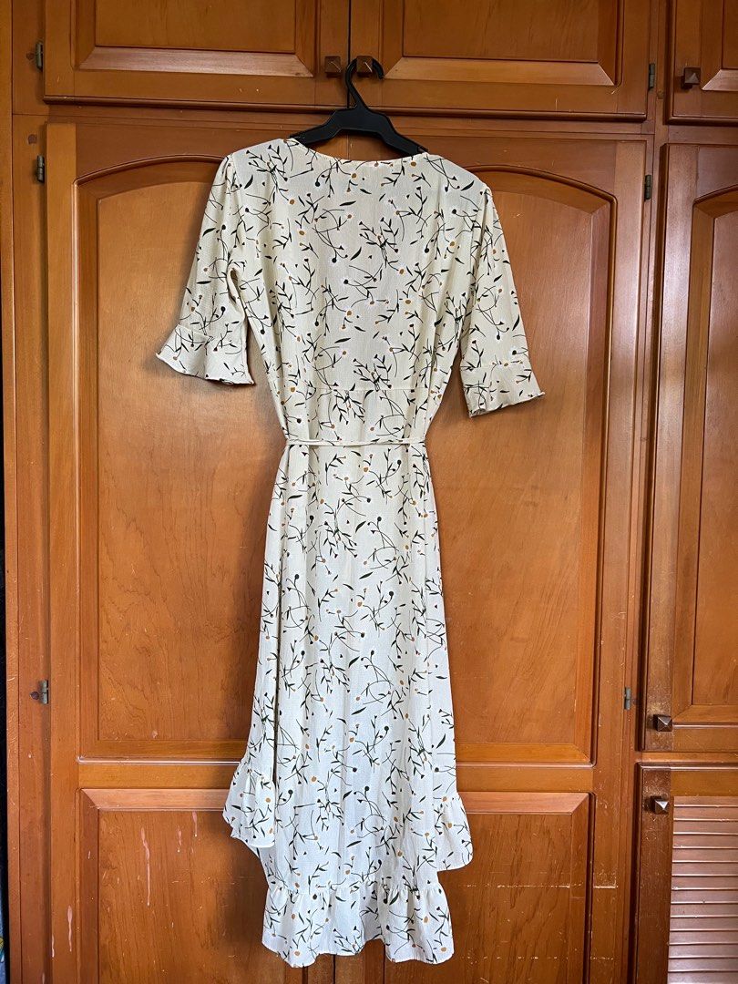 Beige Wrap Around Floral Dress (Category: Dresses) located in Quezon City. Submitted by tishaagba (Listing ID 1225532193, Image 2). Description: .