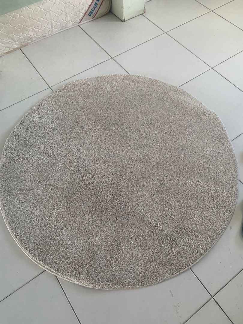 Carpet 130cm round, Furniture & Home Living, Home Decor, Carpets, Mats ...