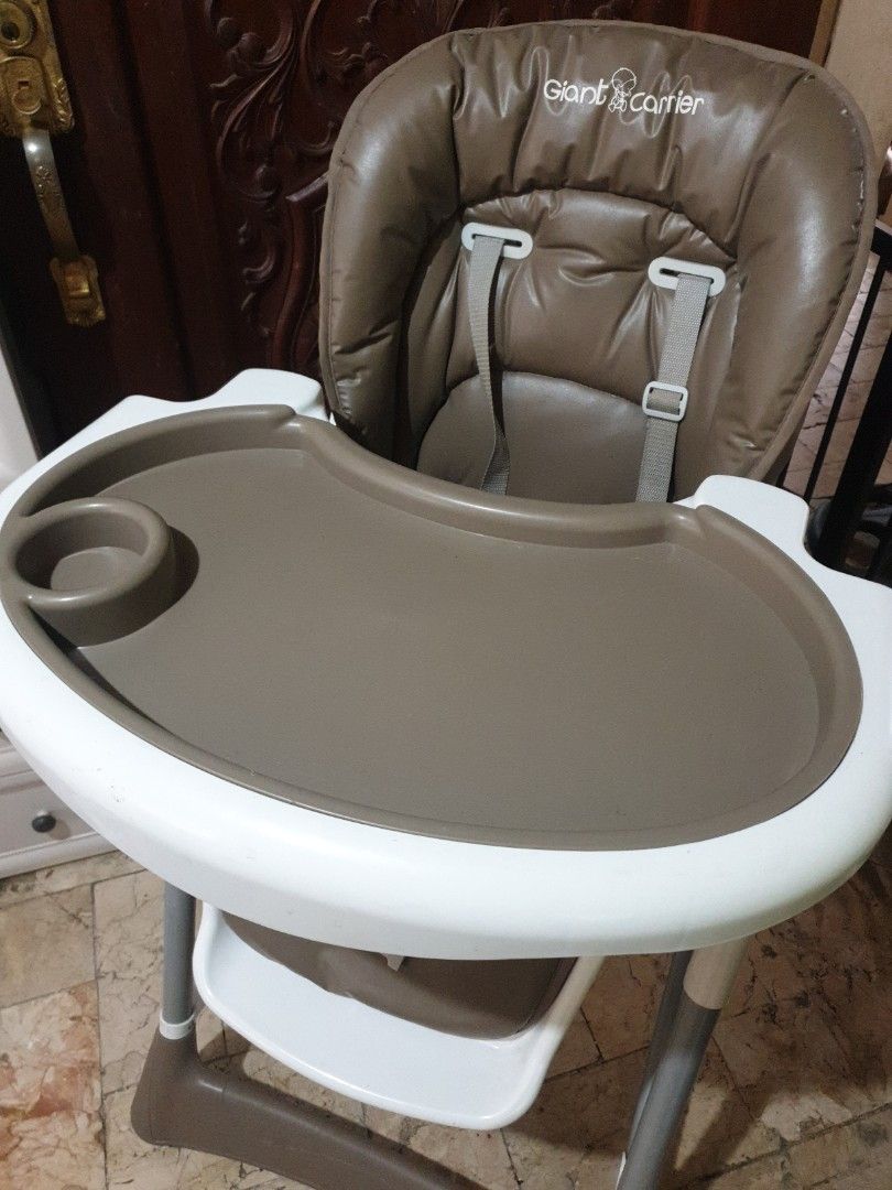 Giant Carrier Nigel High Chair (Category: Baby High Chairs) located in Quezon City. Submitted by vanivintageph (Listing ID 1225536964, Image 2). Description: In great condition. With normal signs of usage, needs cleaning, no defects. Adjustable seatbelt for perfect and comfortable fit Can be folded for storage / transport (4th pic) Adjustable height and removable plate for easy cleaning..