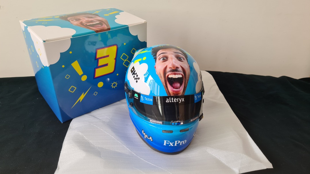 (in stock) Daniel Ricciardo 2022 Italian GP McLaren Mercedes F1 model 1