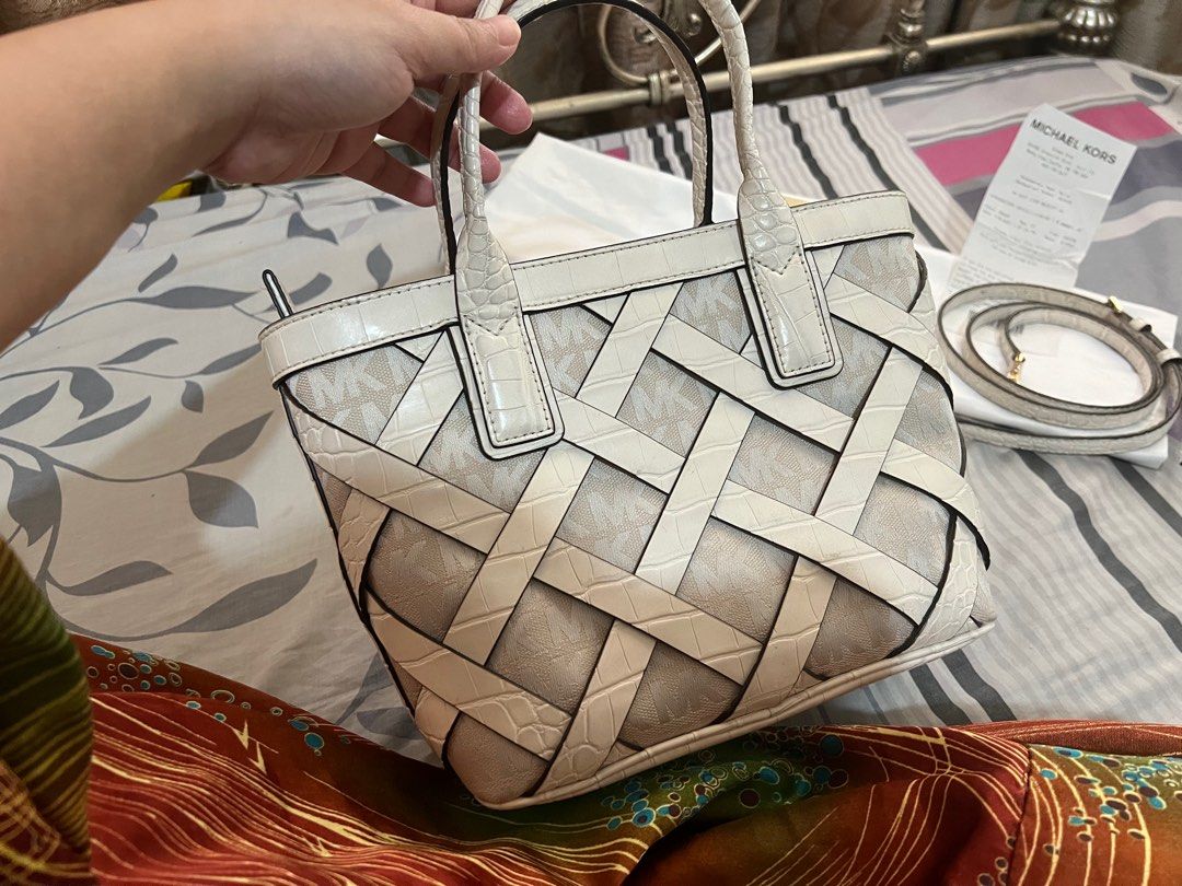 Michael Kors Sienna 2 way bag (Category: Luxury Bags & Wallets) located in Paranaque City. Submitted by vybash (Listing ID 1225577368, Image 2). Description: Selling this preloved but good as new Michael Kors Sienna in Cream color With dust bag, care card, bag tag and gift receipt. .