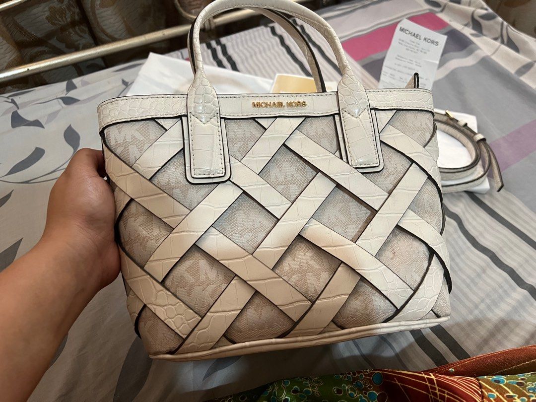 Michael Kors Sienna 2 way bag (Category: Luxury Bags & Wallets) located in Paranaque City. Submitted by vybash (Listing ID 1225577368, Image 3). Description: Selling this preloved but good as new Michael Kors Sienna in Cream color With dust bag, care card, bag tag and gift receipt. .