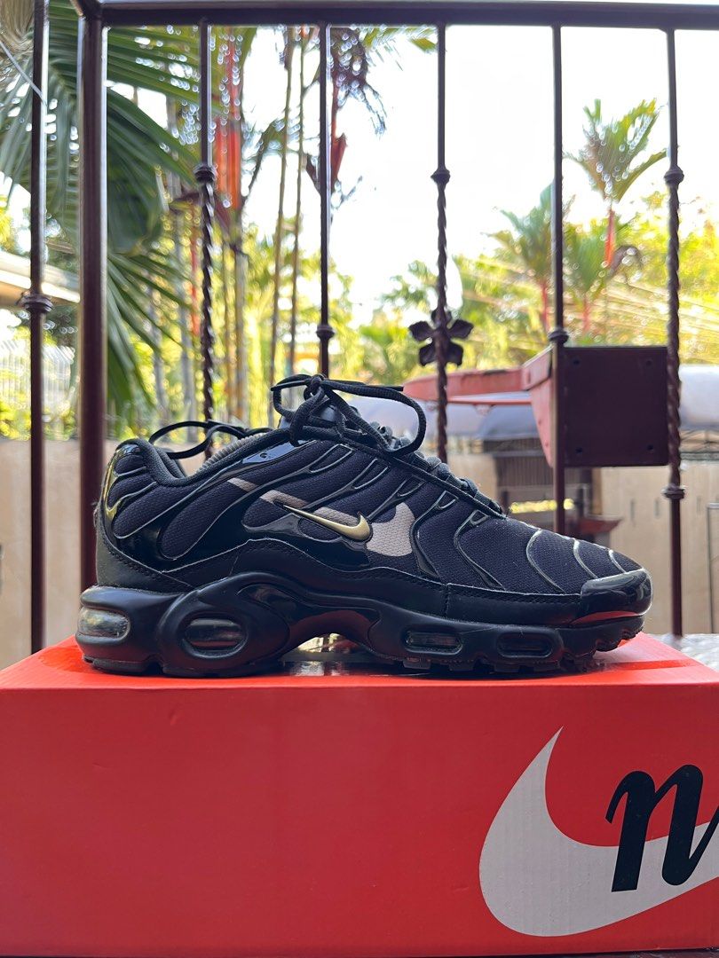 Air max plus black and gold on feet discount