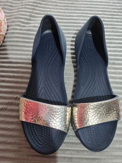 Preloved Authentic Crocs sandals W6