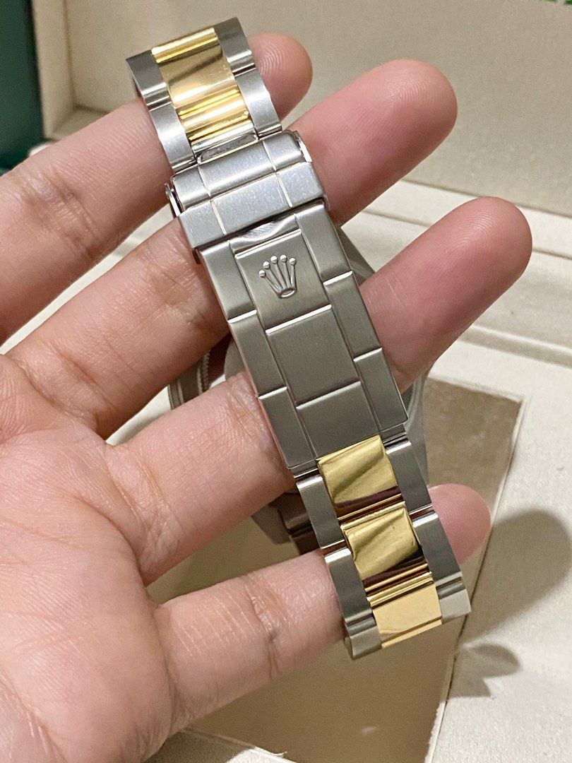 Rolex Submariner Bluesy (Category: Luxury Watches) located in Manila. Submitted by clicksmileph (Listing ID 1225661246, Image 3). Description: Rolex Submariner Bluesy 650,000 Php Submariner Bluesy 9/10 All working Case size: 40mm 18k Crown, Bezel, Strap All Original Parts Guaranteed Set with: Original box, Certificate, manual Meet-up area QC, Bulacan, Pampanga .