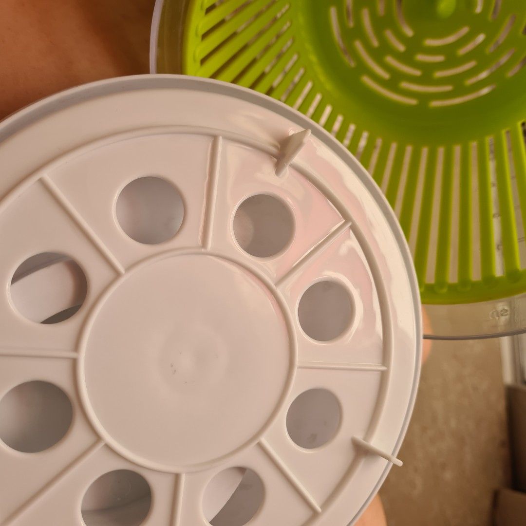 Salad vegetables strainer Spinach, romaine remove water after