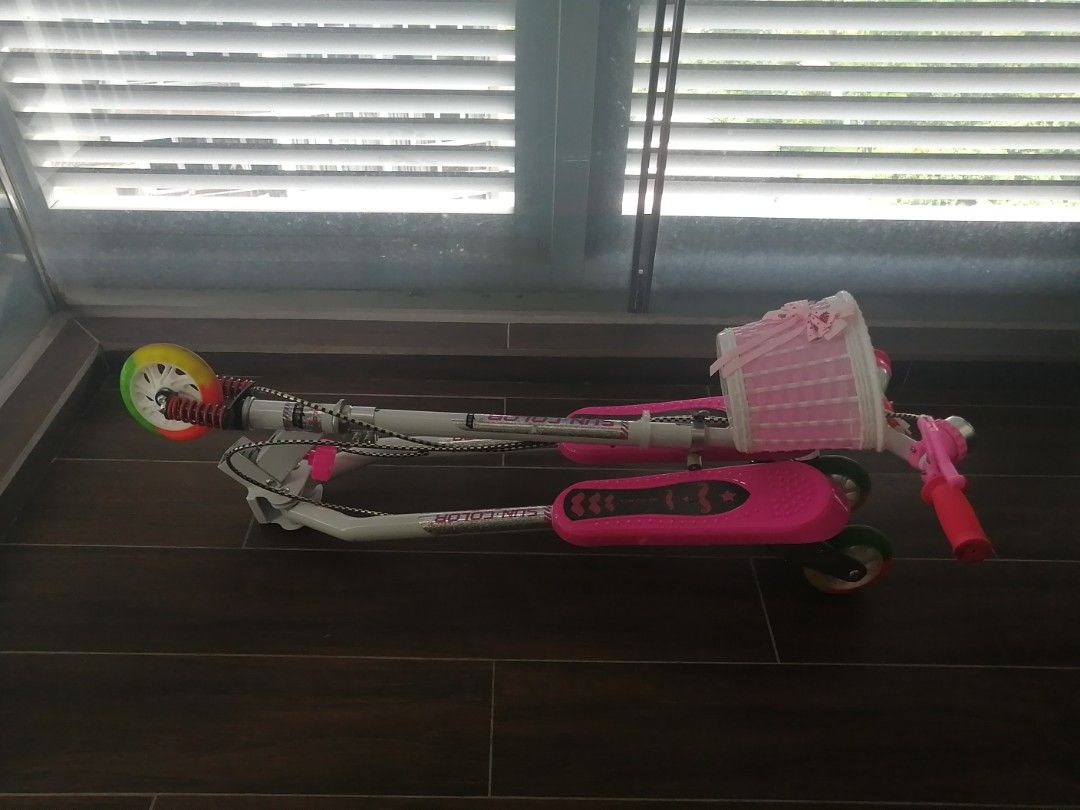 Scissor scooter (3 wheeled), Sports Equipment, Sports & Games, Skates