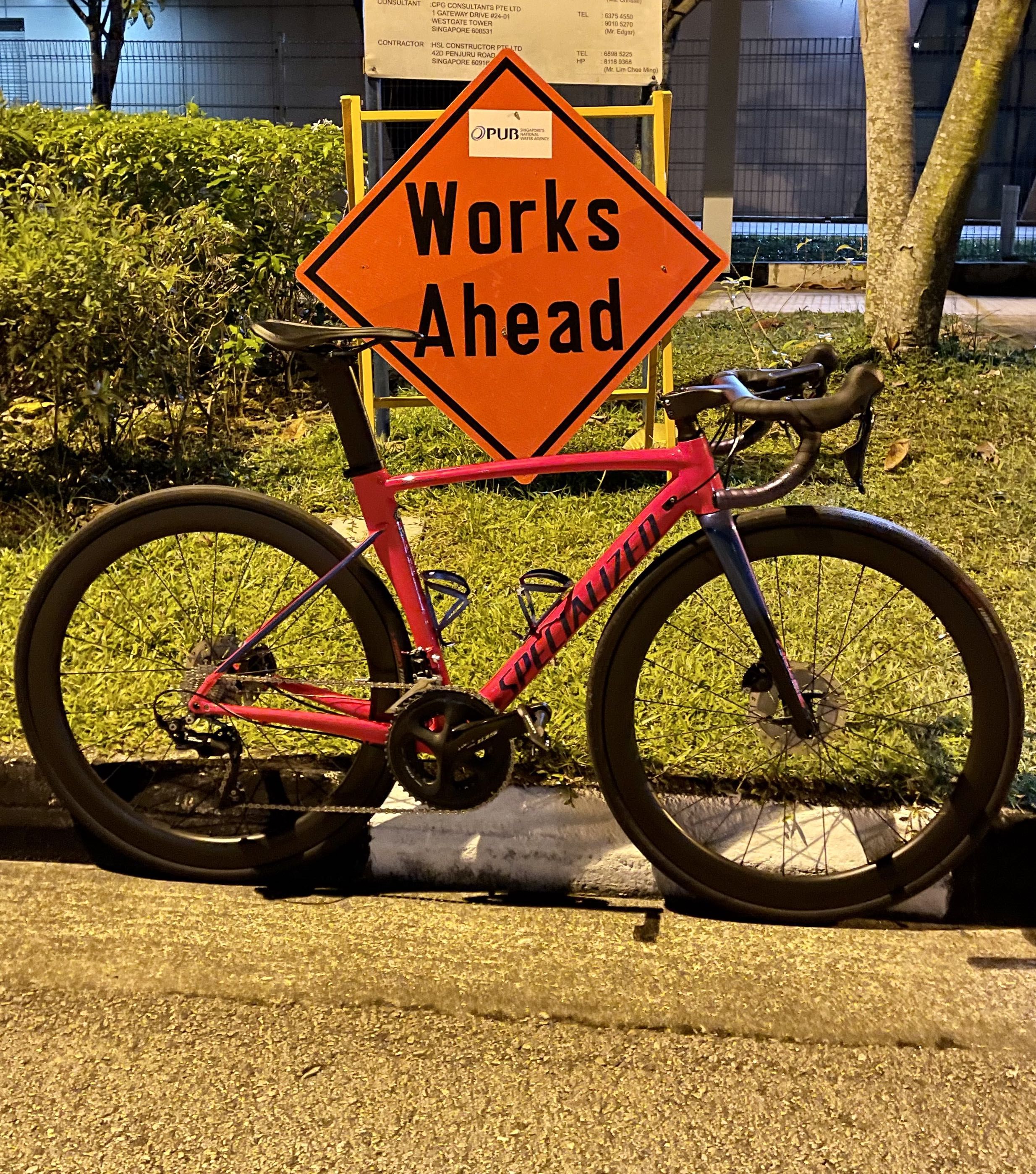 Specialized Allez Sprint Disc size 52 , DT swiss carbon wheels , carbon