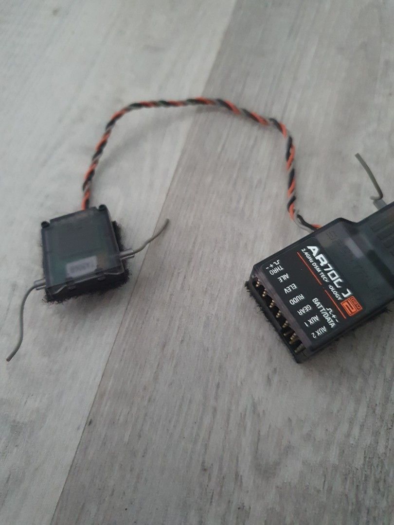 Spektrum receiver dsm2 ar7000 light use, Hobbies & Toys, Toys & Games