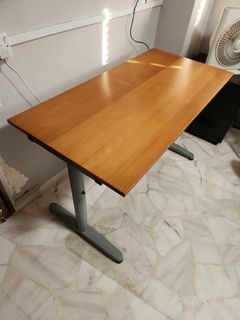 Table 120 cm x 60 cm x 73.5 cm