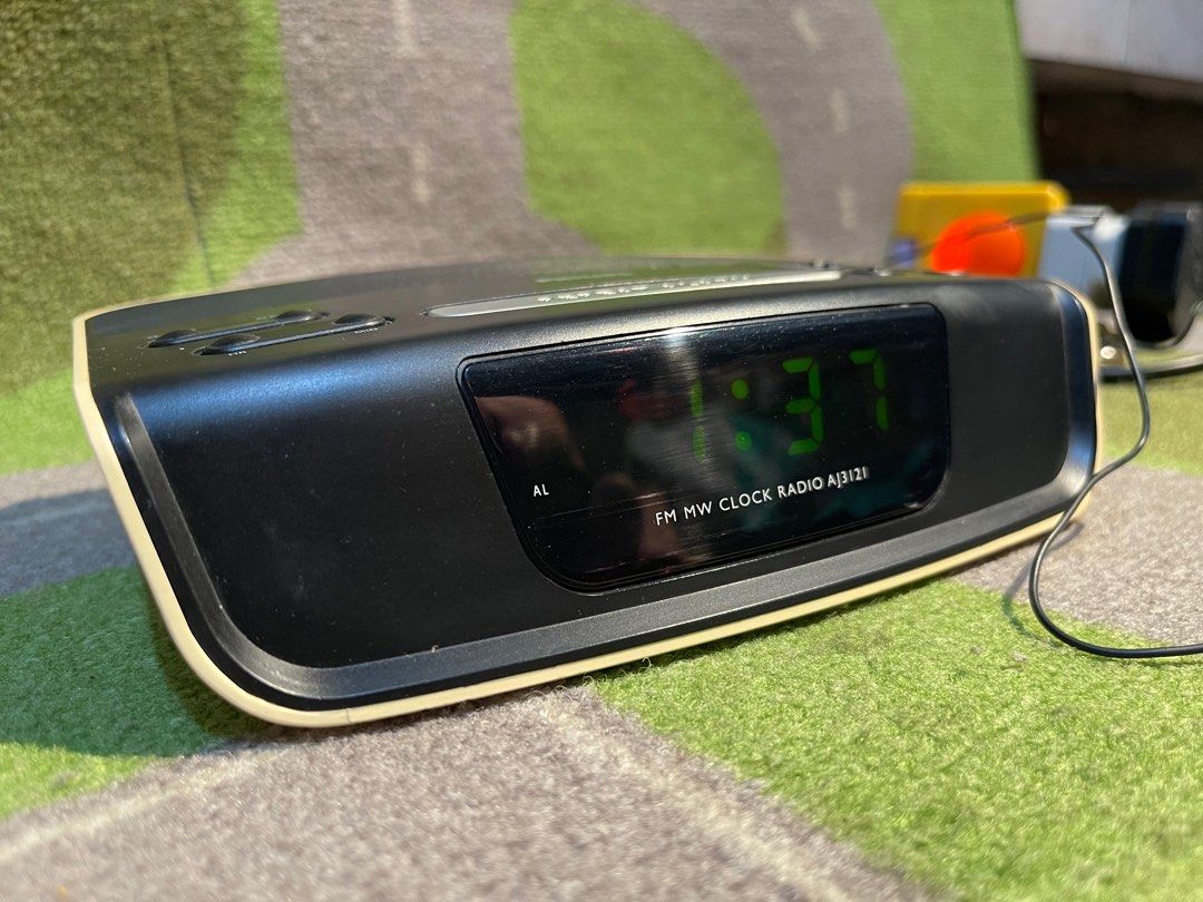 Vintage Philips Radio Clock Complete Am Fm stations, Audio, Portable