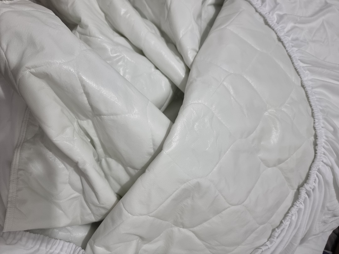 dreamserene smooth sleep waterproof queen mattress protector