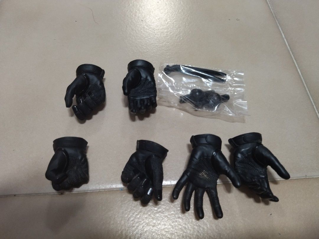 1/4 scale hot toys dark knight batman hand palm with peg set, Hobbies ...