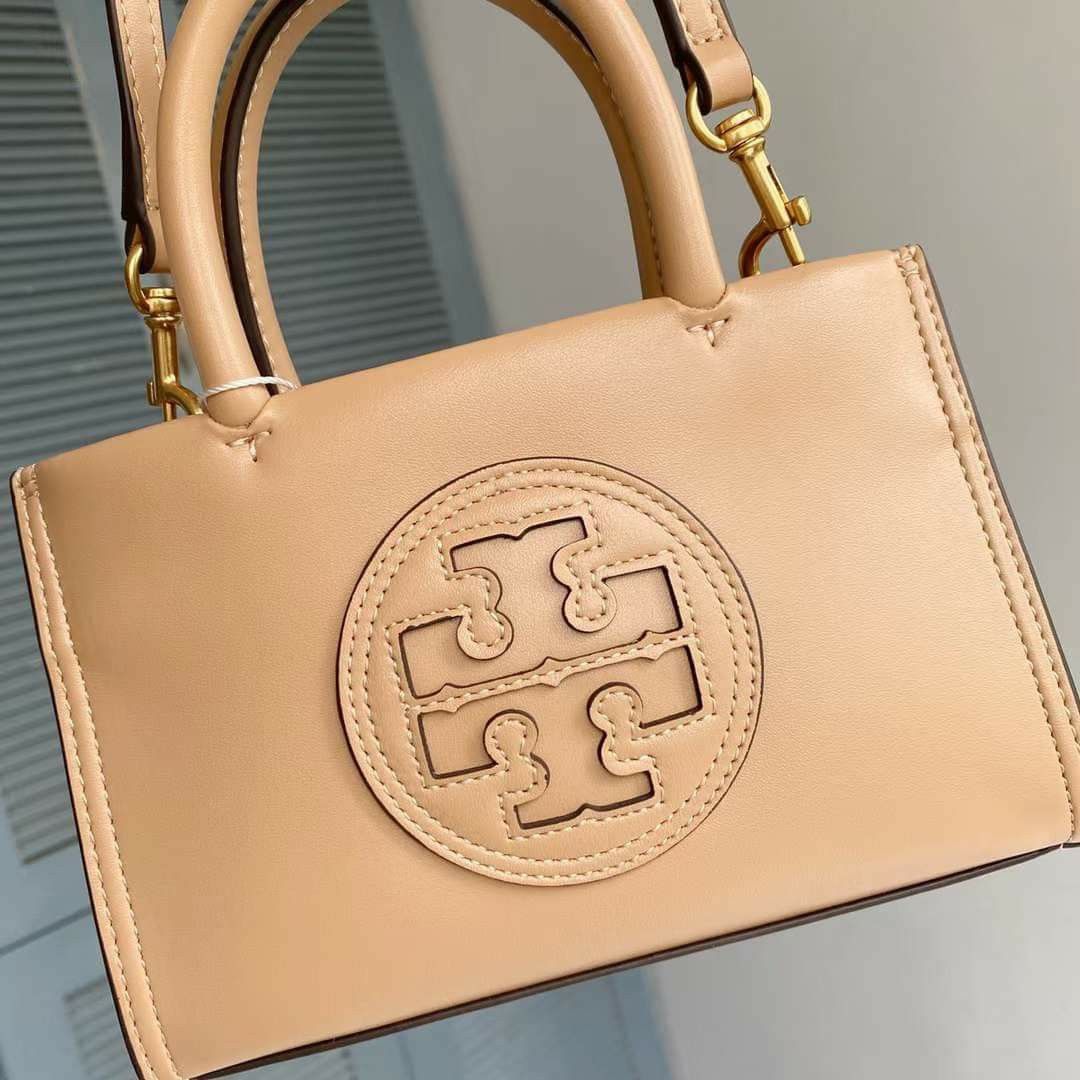🇺🇲 Authentic Tory Burch Ella Small Crossbody bag (Category: Luxury Bags & Wallets) located in Santa Cruz. Submitted by janelovebagswatchesshoesph (Listing ID 1229534482, Image 3). Description: .