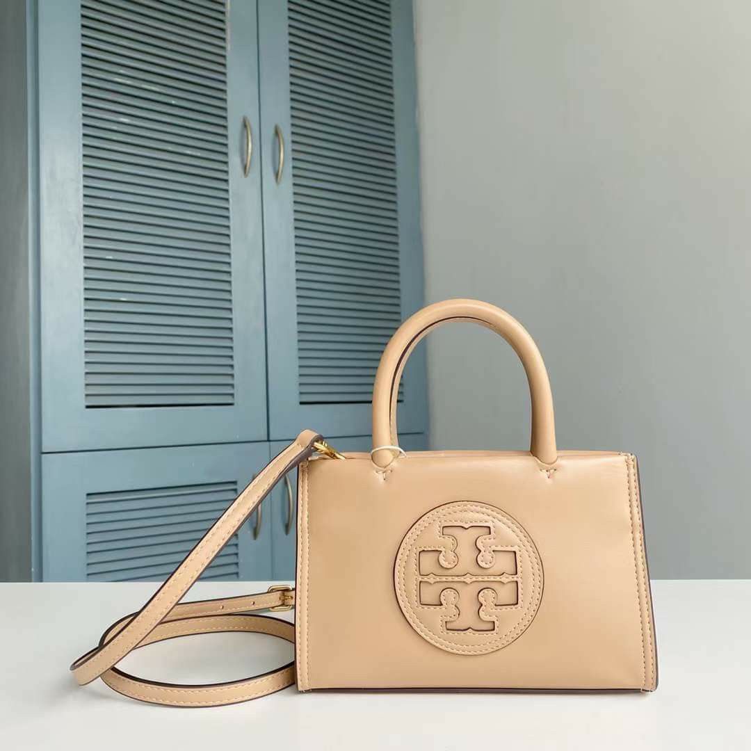 🇺🇲 Authentic Tory Burch Ella Small Crossbody bag (Category: Luxury Bags & Wallets) located in Santa Cruz. Submitted by janelovebagswatchesshoesph (Listing ID 1229534482, Image 1). Description: .