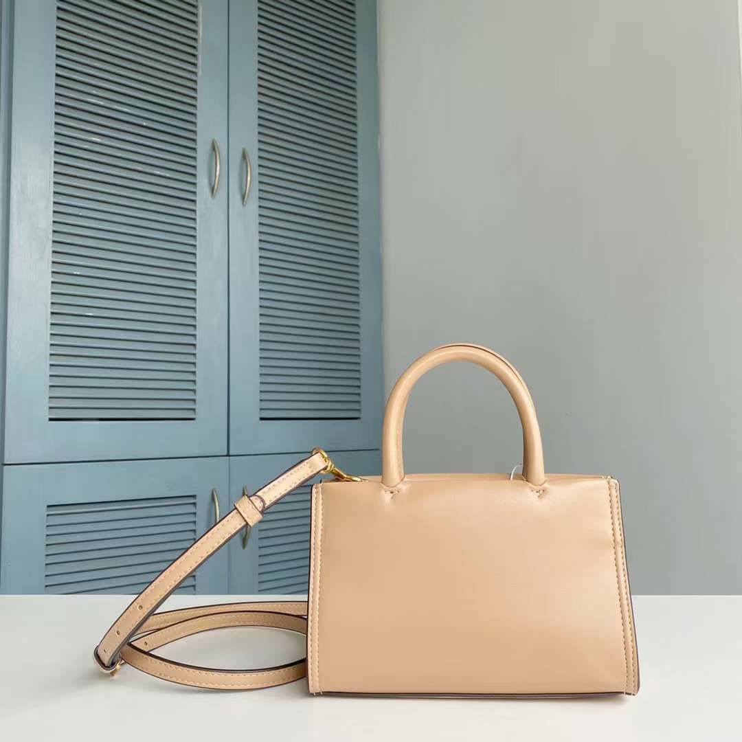🇺🇲 Authentic Tory Burch Ella Small Crossbody bag (Category: Luxury Bags & Wallets) located in Santa Cruz. Submitted by janelovebagswatchesshoesph (Listing ID 1229534482, Image 2). Description: .