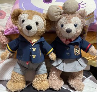 非全新 日本迪士尼Disney Store   Duffy /ShellieMay/Gelatoni/StellaLou/OluMel/CookieAnn/LinaBell /Unibearsity大學熊 替著/公仔🧸衫！ 男女生校服 順豐到付！完美主義者勿拍！， 有興趣請pm