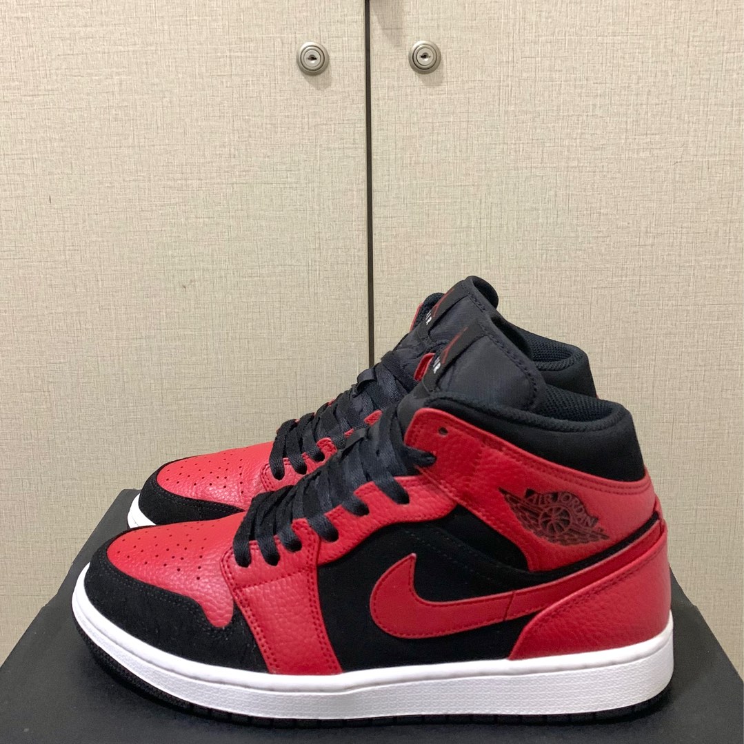 AIR JORDAN 1 MID REVERSE BRED 100 Authentic, Fesyen Pria, Sepatu