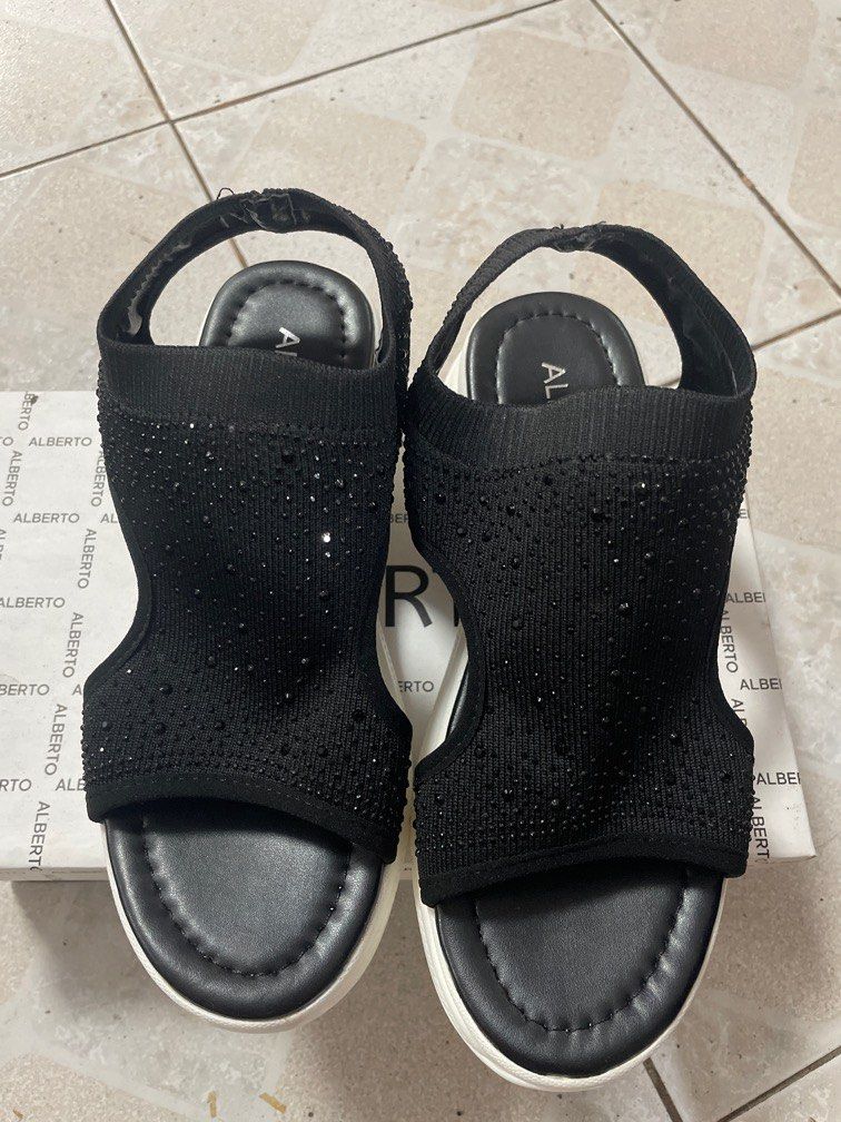 Alberto shoes wedge type heeled sandals (Category: Sandals) located in Malabon City. Submitted by carusso (Listing ID 1229471212, Image 1). Description: Kakabili ko lang. Wrong size. Akala ko fit s akin ang 7. True to size pala sia na size 6 dapat lang ako. Ang lambot pa naman sa paa. Suoer comfy malaki lang sa akin. Sayang. .
