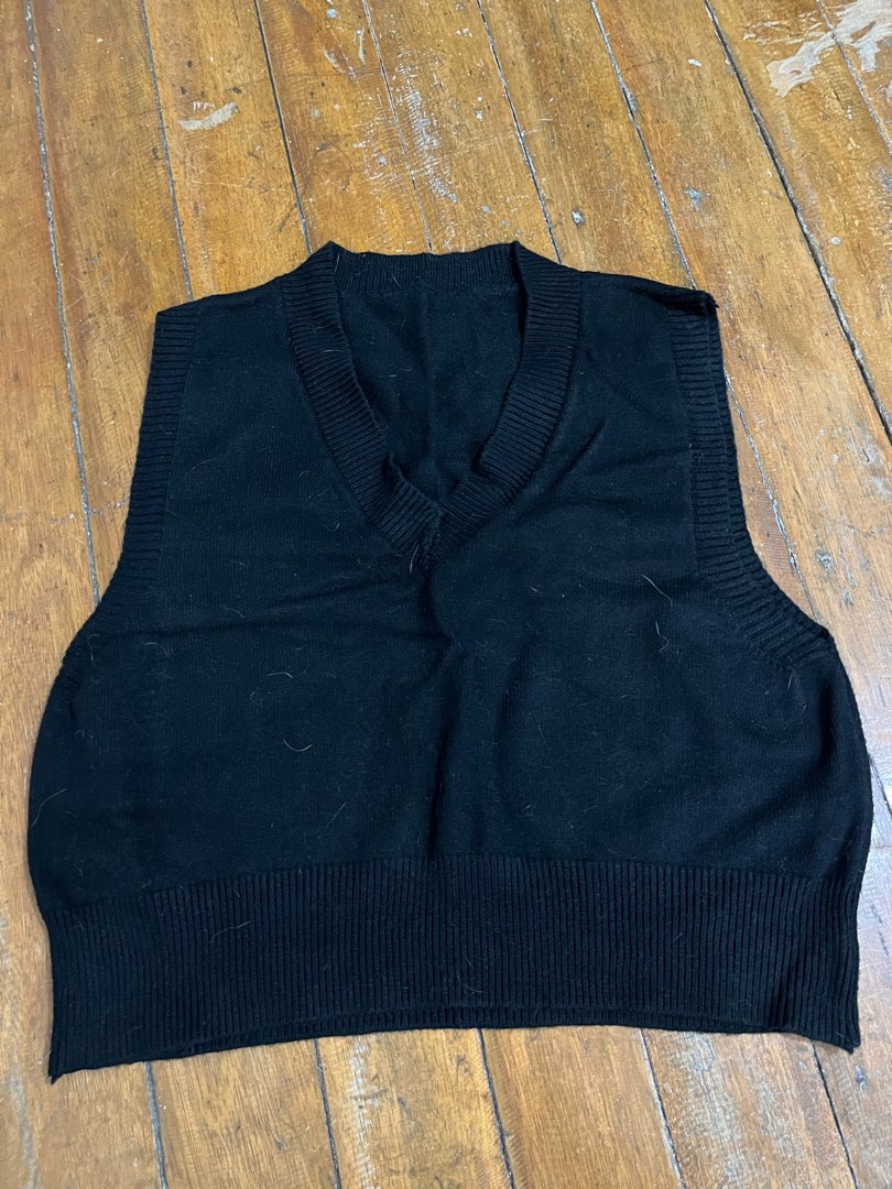 Black Cropped Vest, Women's Fashion, Tops, Others Tops on Carousell