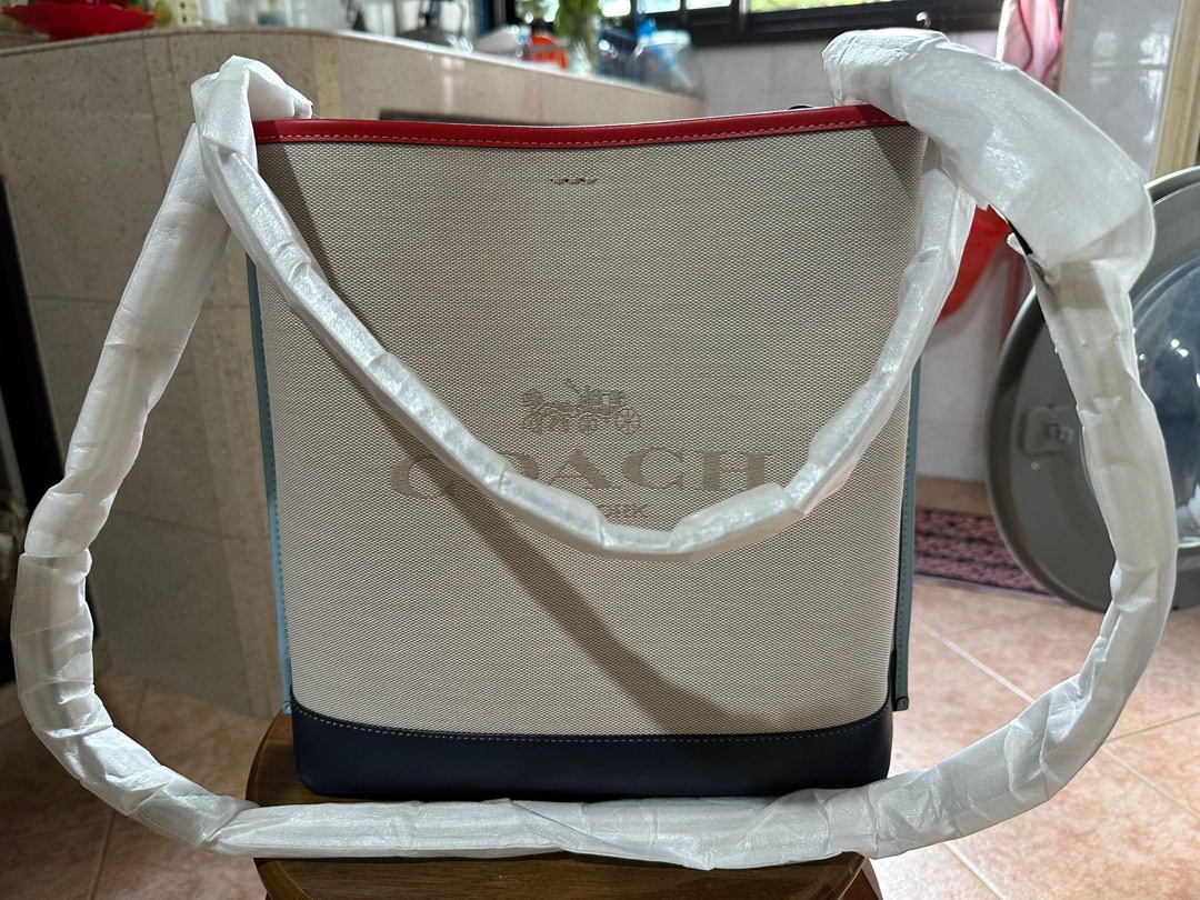 Coach beige shoulder bag top