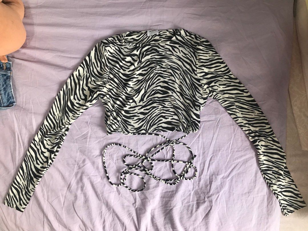 Cotton On Zebra Print Cropped Top (Category: Longsleeves) located in Pasig City. Submitted by choomchoom (Listing ID 1229606433, Image 1). Description: 🪷 Bought in the US 🪷 No returns/refunds for purchased items .
