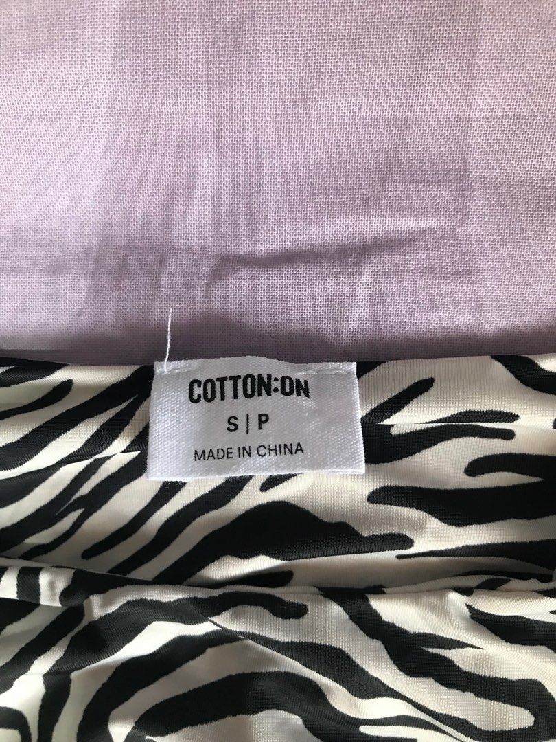Cotton On Zebra Print Cropped Top (Category: Longsleeves) located in Pasig City. Submitted by choomchoom (Listing ID 1229606433, Image 2). Description: 🪷 Bought in the US 🪷 No returns/refunds for purchased items .