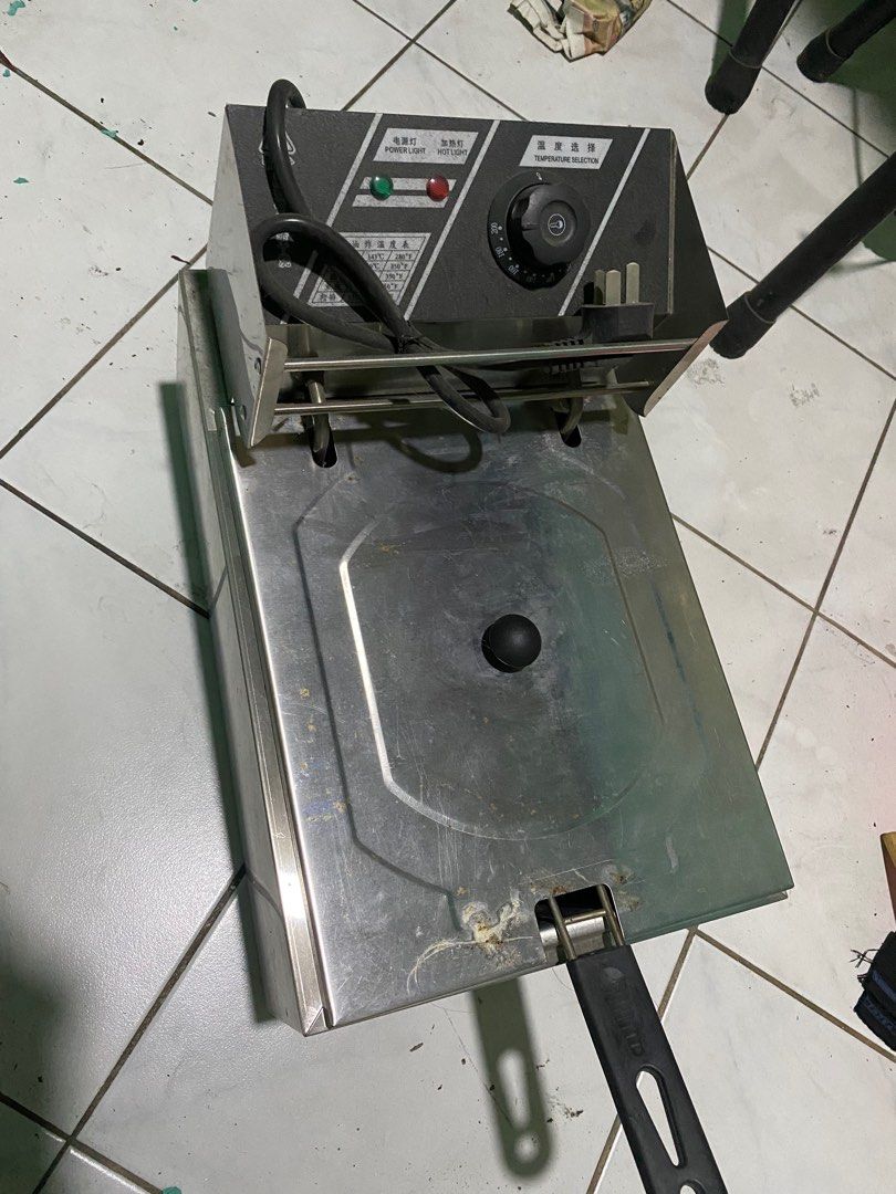 Deep fryer (Category: Fryers) located in Manila. Submitted by sulitdotcom (Listing ID 1229487227, Image 1). Description: Hindi ginamit bago ito! Simula binili nakatambak lang Fixed price 1k Wag na po tumawad, d po yan nagamit, thank you and Godbless! Kung babaratin nyo lang wag na mag pm sakin d ko kayo ppansinin, bago yan item at hindi nagamit 1700 po ang bili jan.