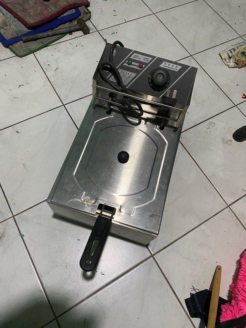 Deep fryer (Category: Fryers) located in Manila. Submitted by sulitdotcom (Listing ID 1229487227, Image 2). Description: Hindi ginamit bago ito! Simula binili nakatambak lang Fixed price 1k Wag na po tumawad, d po yan nagamit, thank you and Godbless! Kung babaratin nyo lang wag na mag pm sakin d ko kayo ppansinin, bago yan item at hindi nagamit 1700 po ang bili jan.