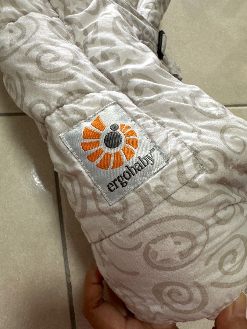 Ergobaby infant insert outlet galaxy print