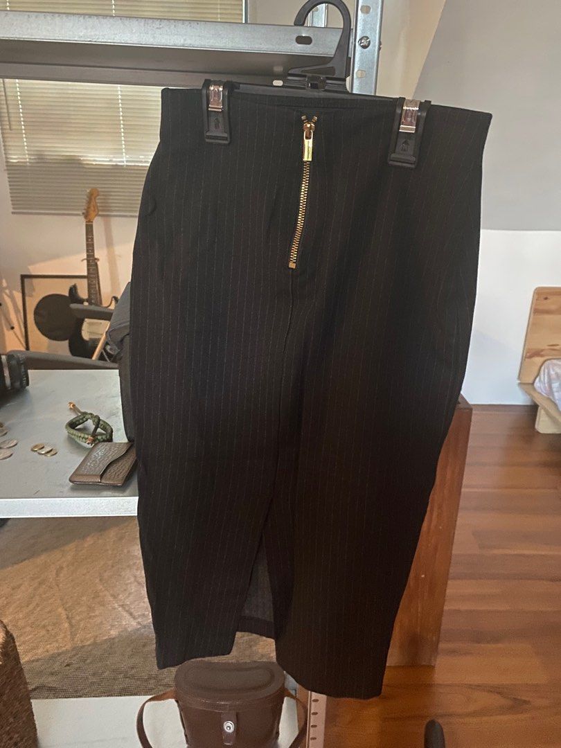 H&M knee length skirt w/ slit (Category: Other Bottoms) located in Cainta. Submitted by cjvmdl (Listing ID 1229566676, Image 3). Description: .
