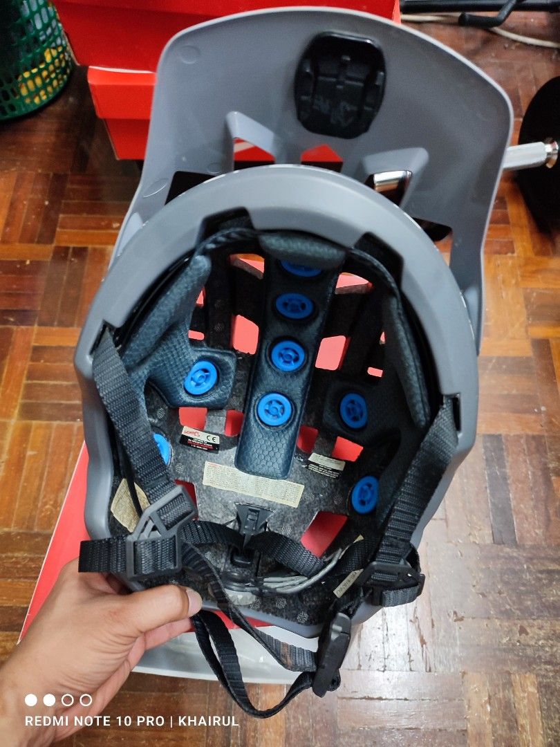 Leatt Helmet, Sports Equipment, Bicycles & Parts, Bicycles on Carousell