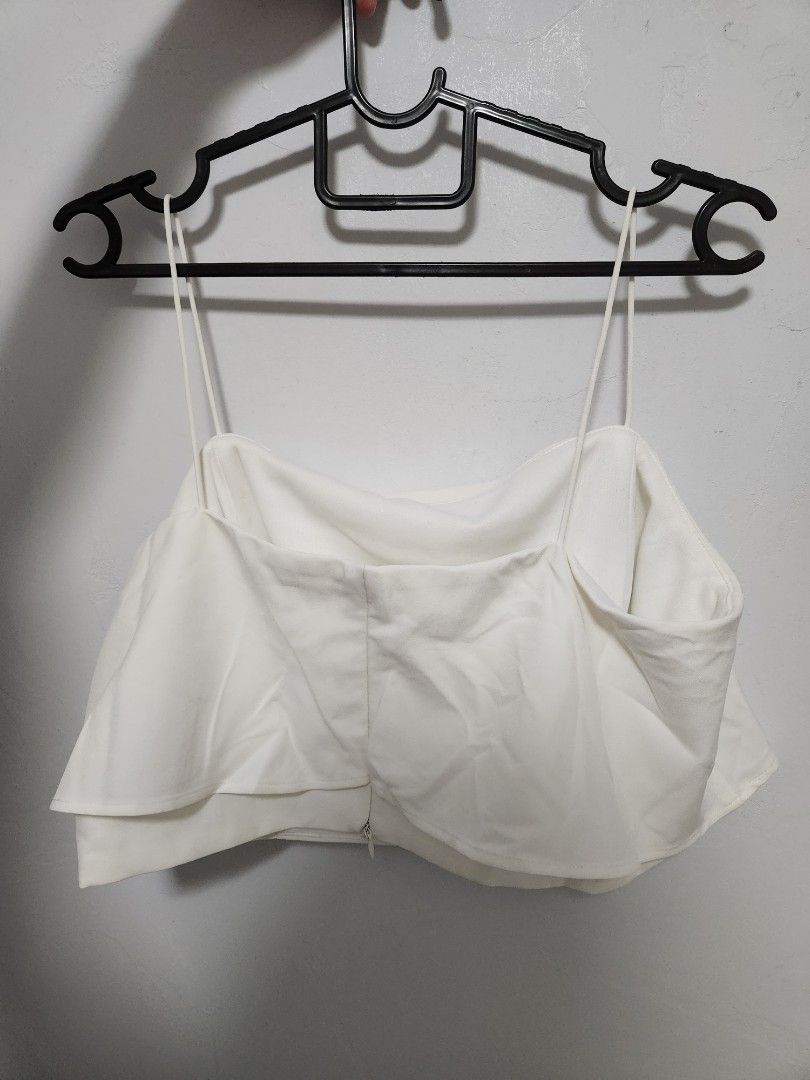 lovet basic flutter top (Category: Blouses) located in Singapore. Submitted by sunwoosun (Listing ID 1229627139, Image 5). Description: washed and tried on only, never worn out. as good as new! - in white colour! - in size L, check 3rd pic for sizing *free mailing.