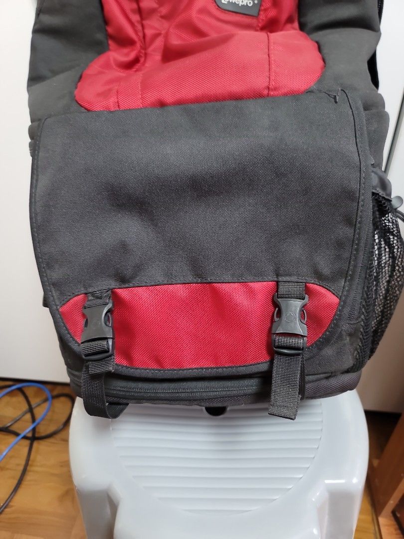 LOWEPRO 背包 （分類：相機袋）位於 Hong Kong。 由 laiyeah 提交（商品編號 1229514775，圖片 3）。簡介： 紅黑LOWEPRO背包，極新。間隔墊齊。。