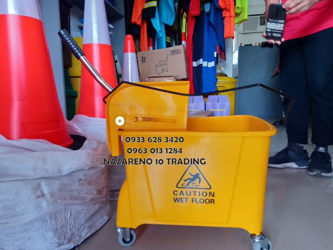 MOP SQUEEZER MOP BUCKET with a WRINGER, Commercial & Industrial