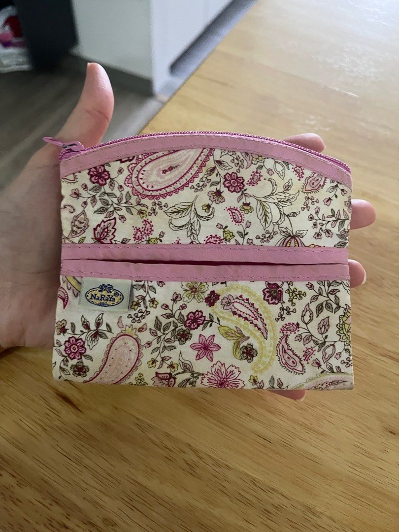 Naraya tissue holder and pouch